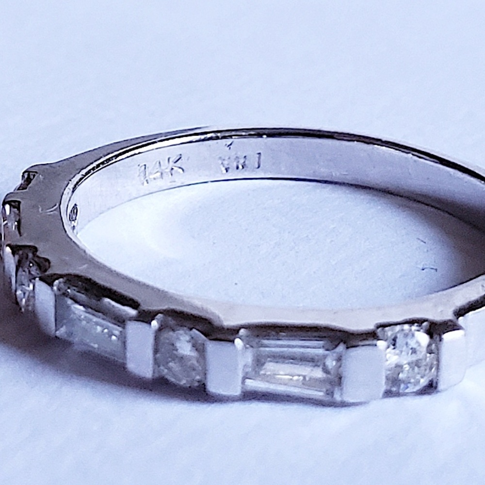 14kt White Gold 0.30ct Baguettes Round Diamond Ring